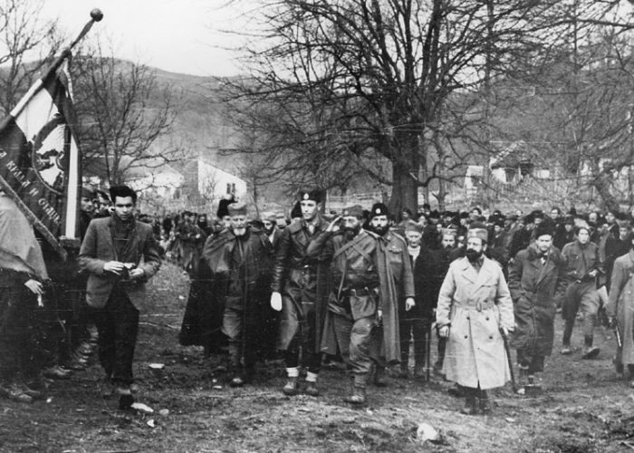 General_Mihailovic_dolazi_na_Svetosavski_kongres_1944-2