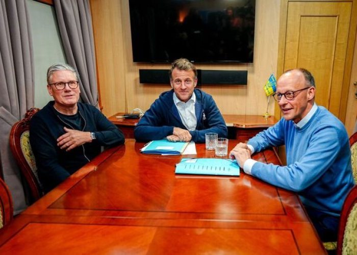 Bundeskanzler Friedrich Merz (r, CDU), Keir Starmer (l), Premierminister von Großbritannien, und Frankreichs Präsident Emmanuel Macron sitzen im Salonwagen des Sonderzugs nach Kiew zusammen. Die Regierungschefs von Deutschland, Frankreich, Großbritannien und Polen treffen in der ukrainischen Hauptstadt den Präsidenten der Ukraine. Die USA wollen zusammen mit den europäischen Ländern eine 30-tägige Waffenruhe zwischen der Russland und der Ukraine erreichen. (zu dpa: «Merz mit Macron und Starmer auf dem Weg nach Kiew»)