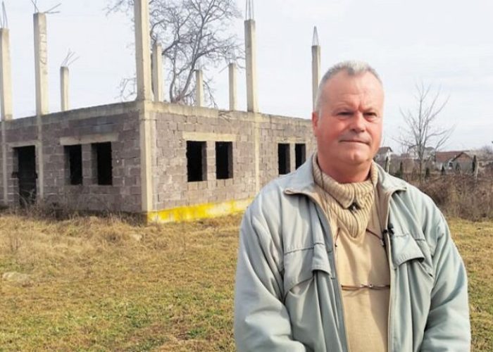 Milorad-Djokovic-ispred-svoje-nedovrsene-kuce-774x480