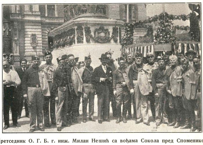 Sokoli-pred-spomenikom