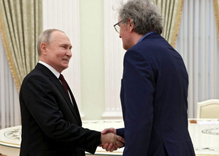 Russian President Vladimir Putin attends a meeting with Serbian film director Emir Kusturica in Moscow, Russia, April 2, 2024. Sputnik/Mikhail Metzel/Kremlin via REUTERS ATTENTION EDITORS - THIS IMAGE WAS PROVIDED BY A THIRD PARTY.