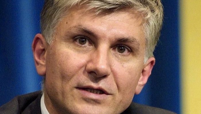 epa03523410 (FILE) A file photo dated 18 March 2002 shows then Serbian Prime Minister Zoran Djindjic addressing the media in Belgrade. Media reports on 03 January 2013 state that a court in Spain has approved Vladimir Milisavljevic, one of the convicted killers of Zoran Djindjic, to be extradited. Spanish National Police in February 2012 had arrested Milisavljevic and three other suspects in the 2003 assassination of Serbia's former Prime Minister in Valencia, Spain. Djindjic was killed by a sniper in Belgrade, the Serbian capital, in 2003.  EPA/SASA STANKOVIC