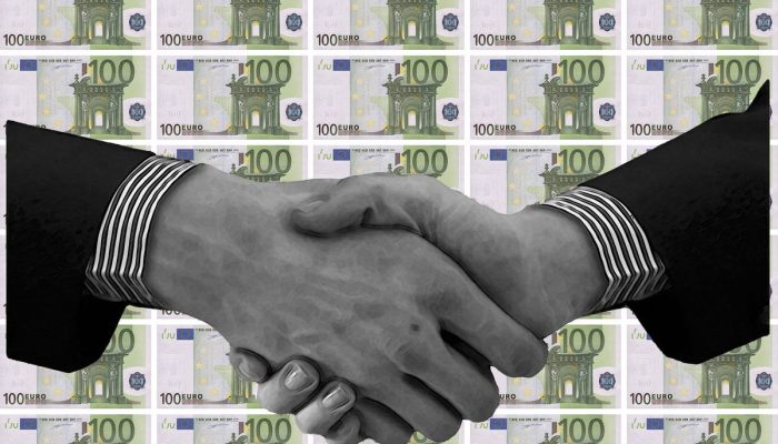 money-hands-1-pixabay-cz-il