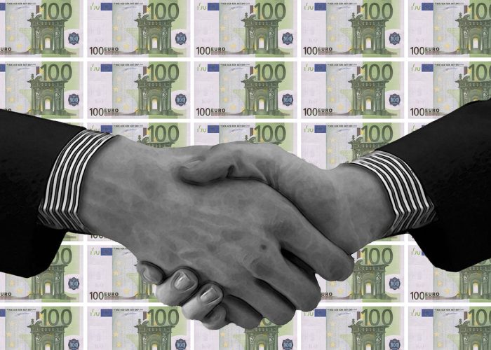 money-hands-1-pixabay-cz-il