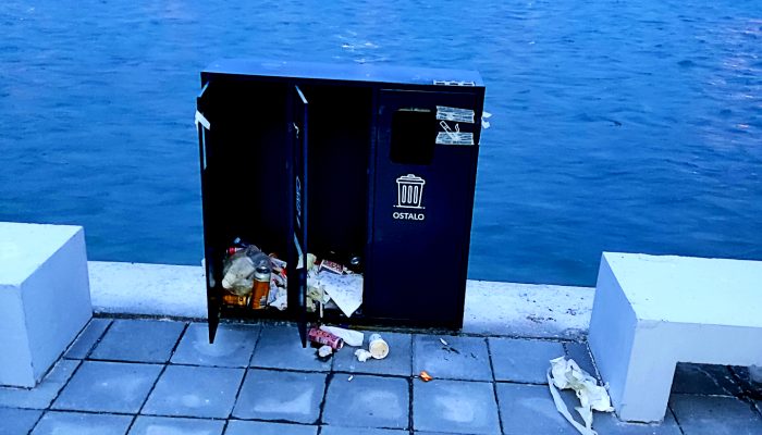 razbijene korpe za smeće na novoj obaloutvrdi pored Lima, Berane, 2025. (1)