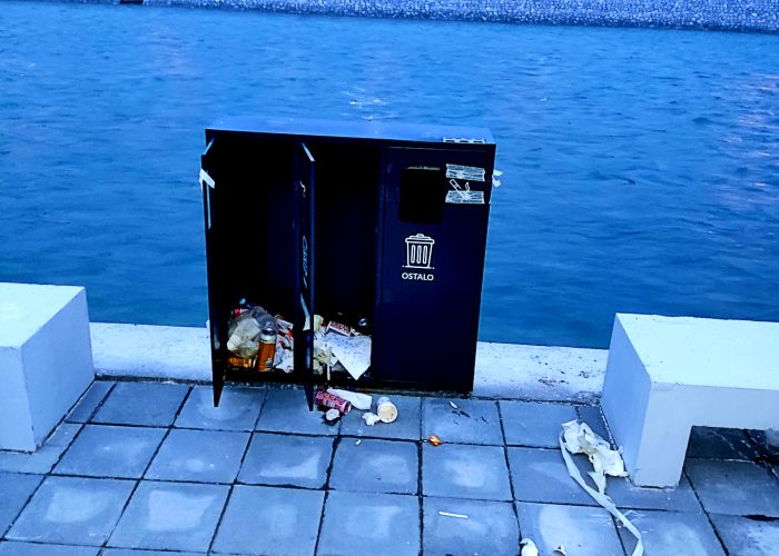 razbijene korpe za smeće na novoj obaloutvrdi pored Lima, Berane, 2025. (1)