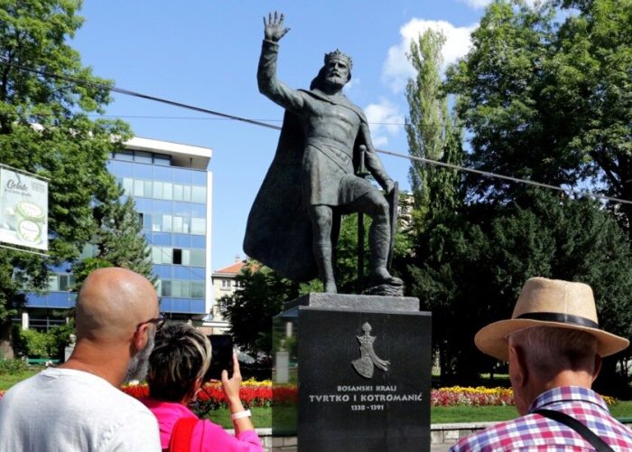 epa10826514 People look at the monument to the first Bosnian King Stjepan Tvrtko Kotromanic erected opposite the Bosnian Presidency building in Sarajevo, Bosnia and Herzegovina, 29 August 2023. King Stjepan Tvrtko I Kotromanic (1338-1391) was the first Bosnian king from 1377 to 1391 and is considered one of the greatest medieval rulers of Bosnia.The monument was installed on the night on 28-29 August 2023 in Sarajevo.  EPA-EFE/FEHIM DEMIR